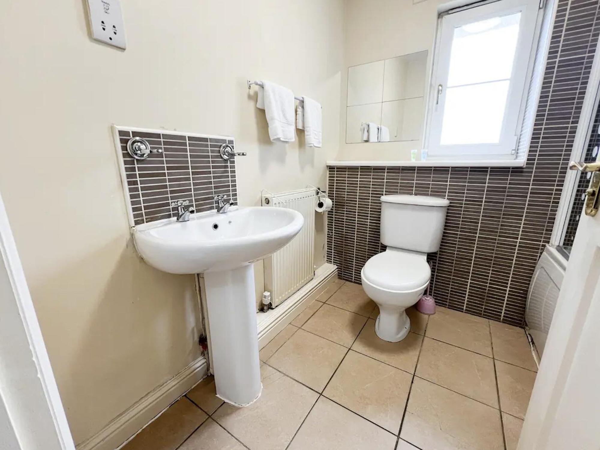 Glasgow Central - Entire House - Free Parking , Free Super Fast Wifi , Private Garden & Parking Security Екстер'єр фото